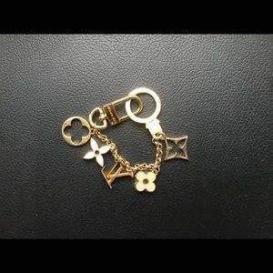 Louis Vuitton Chain.